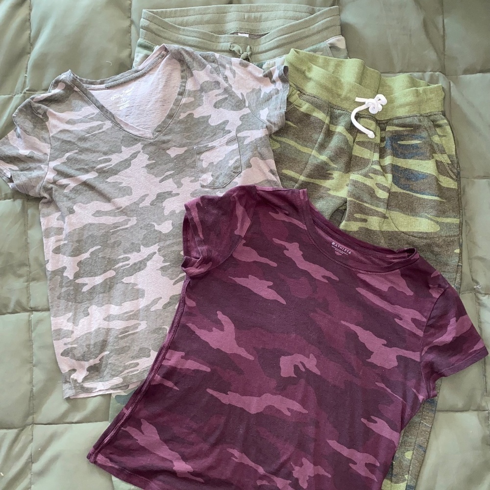 Ladies size medium 4 piece camo bundle Athleta, Old Navy, Universal Threads
